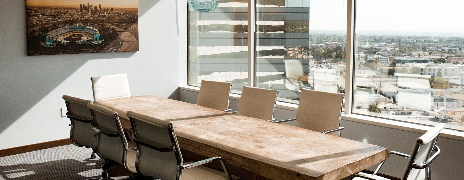 una oficina con una mesa y varias sillas para reuniones-Galeria Venta de casas en Puebla