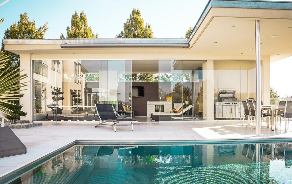 casa con una Puerta enorme de cristal y una Alberca-Galeria de propiedades en Puebla