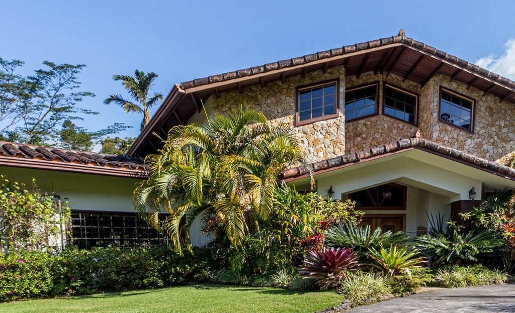 foto de una casa de dos pisos con ventanas grenades muy lujosa de mejores inmobiliarias en Puebla