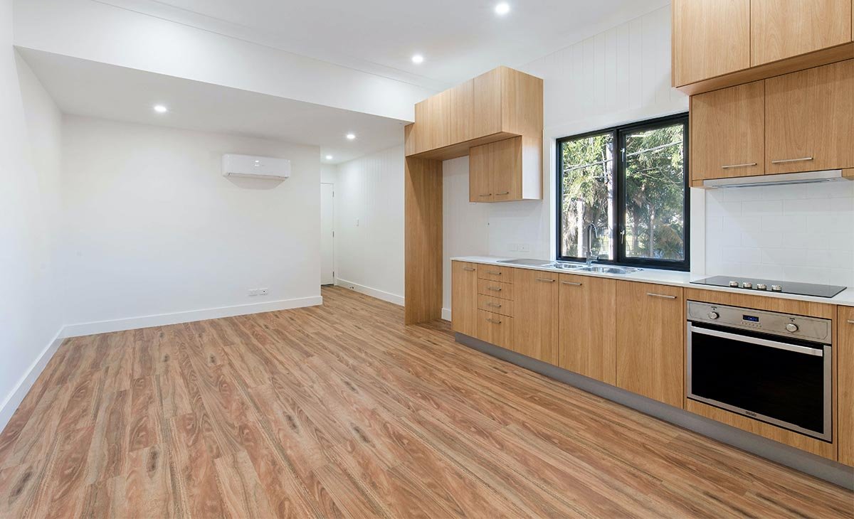 sala de una casa muy amplio con pisos de madera