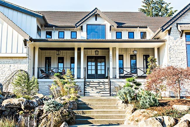 foto de una casa muy grande de dos pisos con muchas ventanas