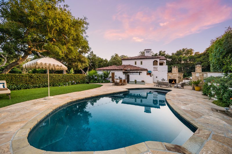 Alberca dentro de una propiedad de una casa