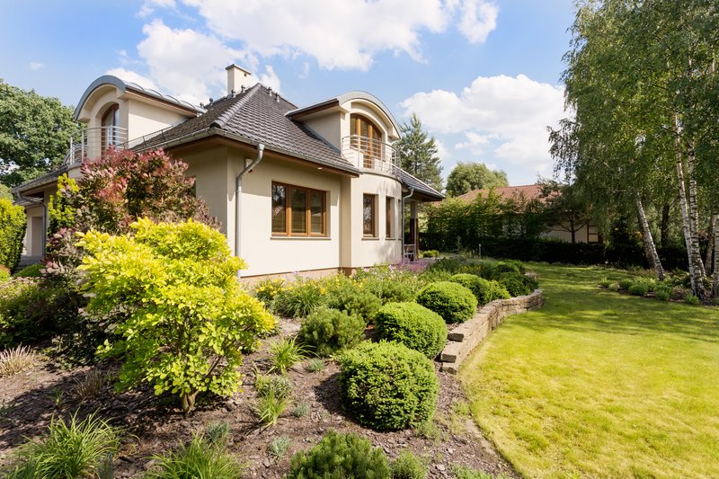 una casa inmobiliaria con alboles y una yarda con pasto afuera en Venta de casas en Puebla